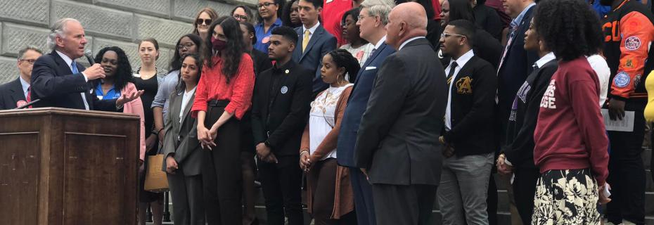 Governor McMaster speaks with students at the State House